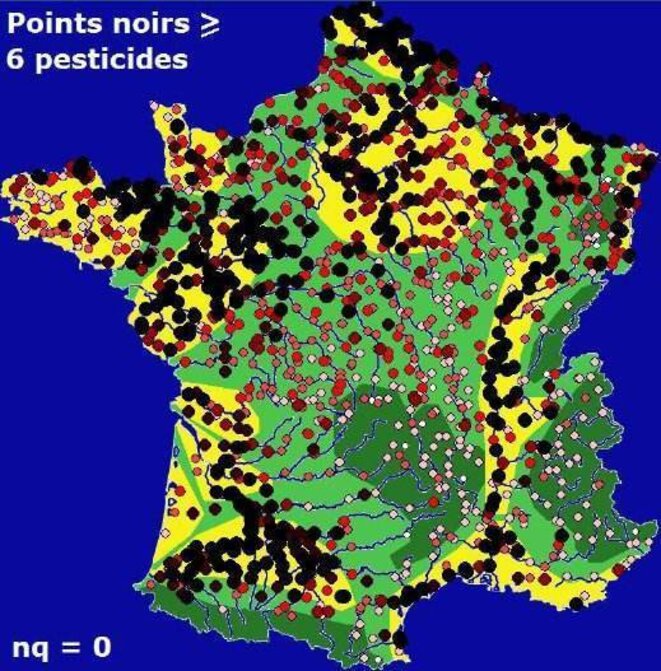 Les pesticides dans les cours d'eau. Les points noirs correspondent à des prélèvements contenant au moins six pesticides différe © © Eau-Évolution, source Agences de l'eau-OIEau Les pesticides dans les cours d'eau. Les points noirs correspondent à des prélèvements contenant au moins six pesticides différe © © Eau-Évolution, source Agences de l'eau-OIEau